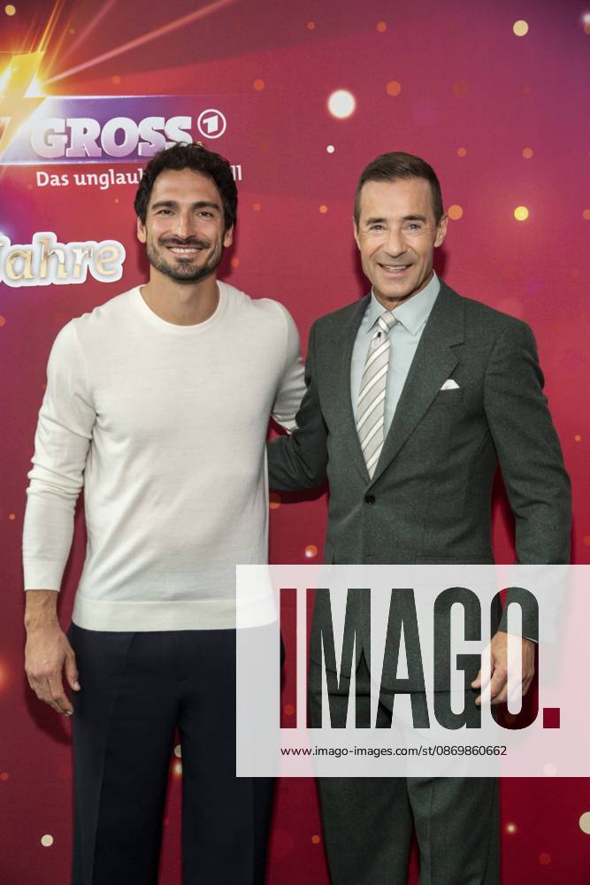 ABB KLEINGROSS Mats Hummels and Kai Pflaume at a photo call for the ARD TV show Klein gegen Groß: The Incredible Duel —the 15th-anniversary special—at Studio H in Studio Berlin Adlershof, Berlin, on October 18, 2026, Berlin, Germany