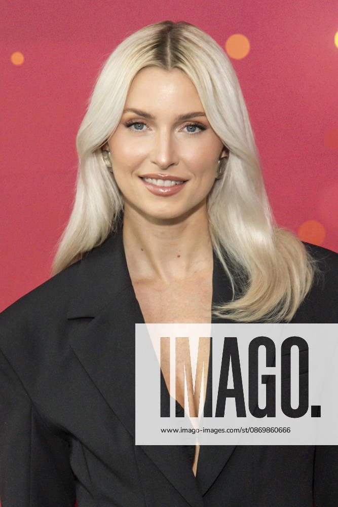 ABB KLEINGROSS Lena Gercke at the photo call for the ARD TV show *Klein gegen Groß: The Incredible Duel*—the 15th-anniversary special—at Studio H in Berlin Adlershof on October 18, 2026, Berlin, Germany