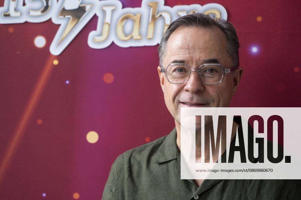 ABB KLEINGROSS Jan Josef Liefers at the photo call for the ARD TV show *Klein gegen Groß: The Incredible Duel*—the 15th-anniversary special—at Studio H in Berlin Adlershof on October 18, 2026, Berlin, Germany