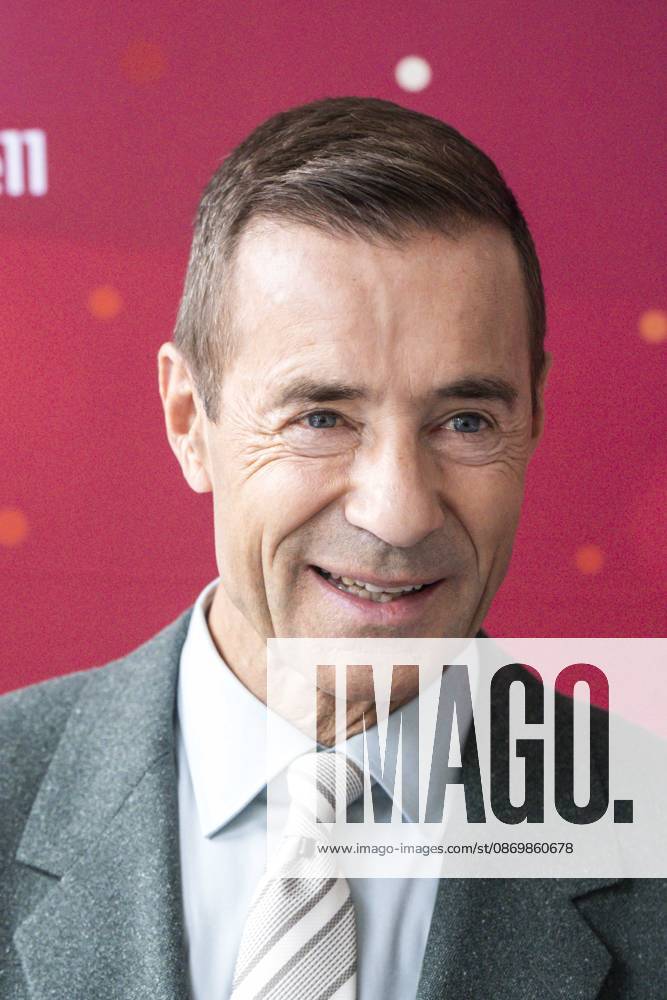 ABB KLEINGROSS Kai Pflaume at a photo call for the ARD TV show *Klein gegen Groß: The Incredible Duel*—the 15th-anniversary special—at Studio H in Berlin Adlershof on October 18, 2026, Berlin, Germany