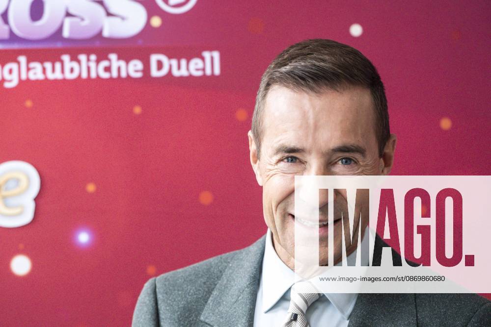 ABB KLEINGROSS Kai Pflaume at a photo call for the ARD TV show *Klein gegen Groß: The Incredible Duel*—the 15th-anniversary special—at Studio H in Berlin Adlershof on October 18, 2026, Berlin, Germany