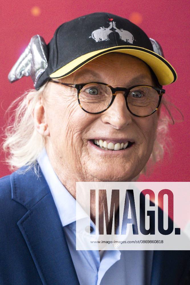ABB KLEINGROSS Otto Waalkes at a photo call for the ARD TV show *Klein gegen Groß: The Incredible Duel*—the 15th-anniversary special—at Studio H in Berlin Adlershof on October 18, 2026, Berlin, Germany