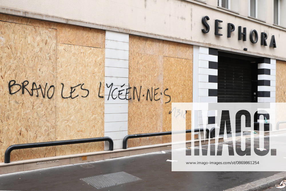 Illustration, October 18, 2026, showing the aftermath of the previous day’s protest in Lyon. As a continuation of the high school student movement, the October 17, 2026, protest against the high cost of living was intended to bring together the struggles of high school students, retirees, and former Yellow Vests —a convergence that was ultimately overshadowed by unprecedented property damage, violence, and looting in Paris and here in the provinces. Pascal Fayolle, Bestimage. On October 18, 2026, the aftermath of the previous day’s demonstration in Lyon was on full display. Intended as a continuation of the high school student movement, the protest against the high cost of living on October 17, 2026, was intended to foster a convergence o
