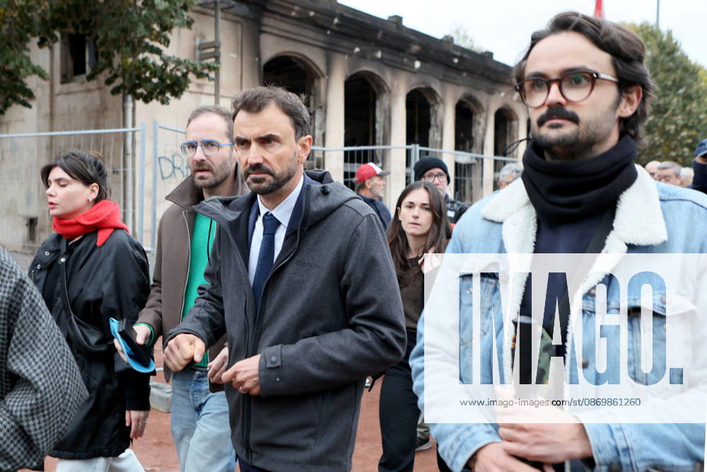 Grégory Doucet, mayor of Lyon, has come to assess the damage at Place Bellecour, where the tourist information center was set on fire the day before. Illustration, October 18, 2026: traces of the previous day’s protest in Lyon. As a continuation of the high school student movement, the October 17, 2026, protest against the high cost of living was intended to bring together the struggles of high school students, retirees, and former Yellow Vests —a goal ultimately overshadowed by unprecedented property damage, violence, and looting in Paris and here in the provinces. Pascal Fayolle Bestimage On October 18, 2026, the aftermath of the previous day’s demonstration in Lyon was on full display. Intended as a continuation of the high school stud
