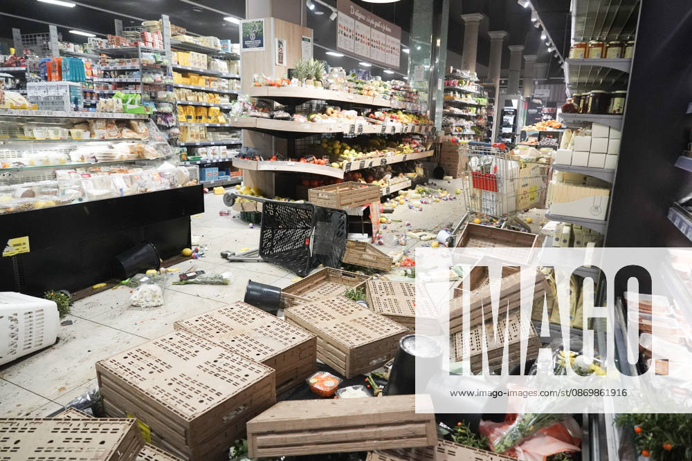 IPA89864065 - Milan: More clashes and looting by hooded youths in the city center the day after the demonstration on Saturday, the 17th; many hooded individuals were detained and taken to police headquarters
