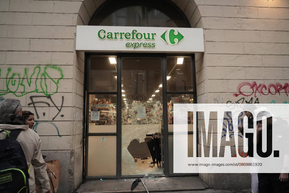 IPA89864088 - Milan: More clashes and looting by hooded youths in the city center the day after the demonstration on Saturday, the 17th; many hooded individuals were detained and taken to police headquarters