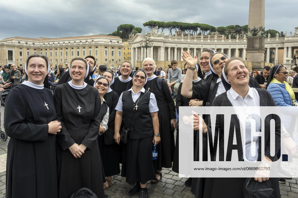 ITALY - POPE - VATICAN-2026 10 18 Italy, Rome, Vatican, October 18, 2026 People as Pope Leo XIV is from the window of the Apostolic Palace overlooking St. Peters Square during the Angelus prayer, one day after his return to the Vatican on October Photo by ALESSIA GIULIANI Catholic Press Photo - NO BOOKS