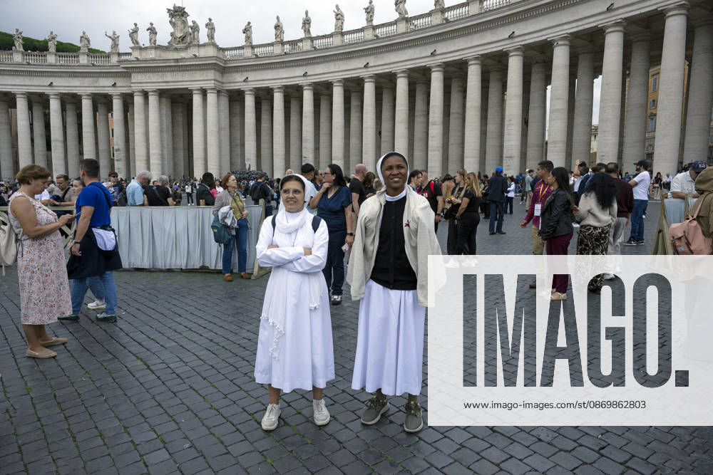 ITALY - POPE - VATICAN-2026 10 18 Italy, Rome, Vatican, October 18, 2026 People as Pope Leo XIV is from the window of the Apostolic Palace overlooking St. Peters Square during the Angelus prayer, one day after his return to the Vatican on October Photo by ALESSIA GIULIANI Catholic Press Photo - NO BOOKS