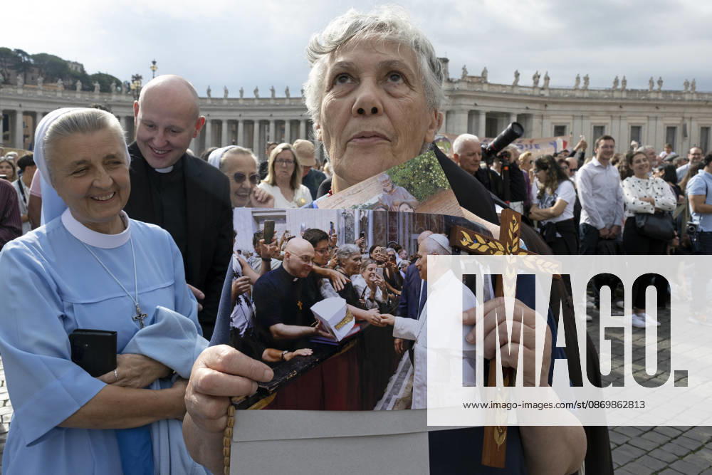 ITALY - POPE - VATICAN-2026 10 18 Italy, Rome, Vatican, October 18, 2026 People as Pope Leo XIV is from the window of the Apostolic Palace overlooking St. Peters Square during the Angelus prayer, one day after his return to the Vatican on October Photo by ALESSIA GIULIANI Catholic Press Photo - NO BOOKS