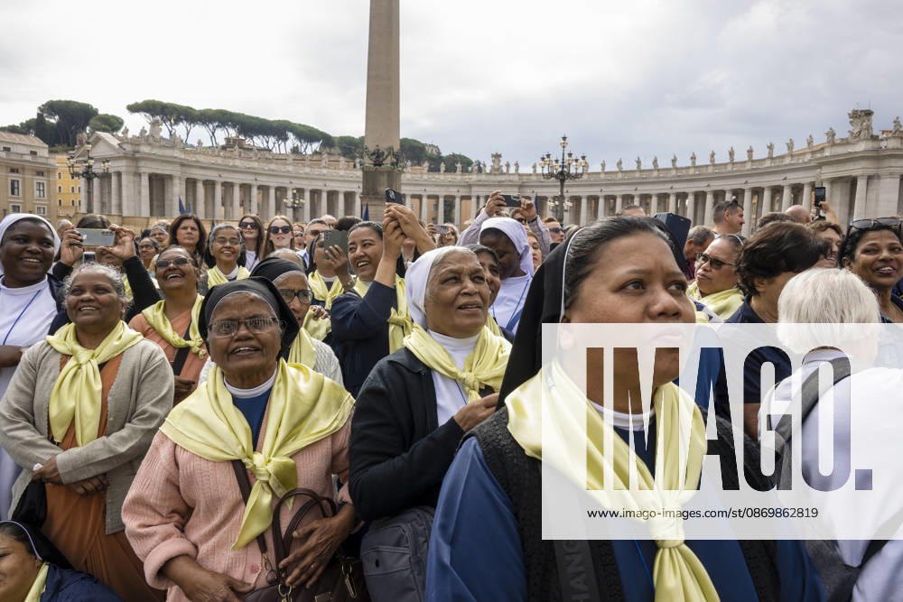 ITALY - POPE - VATICAN-2026 10 18 Italy, Rome, Vatican, October 18, 2026 People as Pope Leo XIV is from the window of the Apostolic Palace overlooking St. Peters Square during the Angelus prayer, one day after his return to the Vatican on October Photo by ALESSIA GIULIANI Catholic Press Photo - NO BOOKS