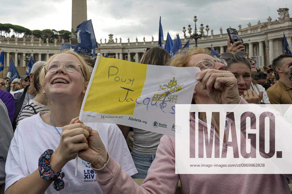 ITALY - POPE - VATICAN-2026 10 18 Italy, Rome, Vatican, October 18, 2026 People as Pope Leo XIV is from the window of the Apostolic Palace overlooking St. Peters Square during the Angelus prayer, one day after his return to the Vatican on October Photo by ALESSIA GIULIANI Catholic Press Photo - NO BOOKS