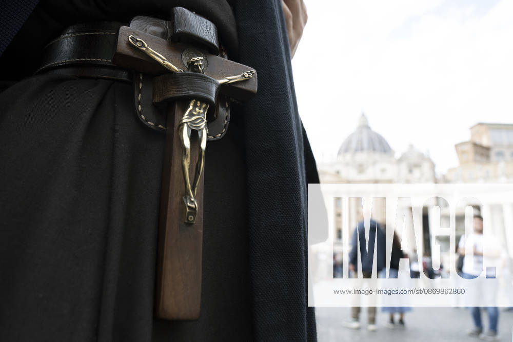 ITALY - POPE - VATICAN-2026 10 18 Italy, Rome, Vatican, October 18, 2026 Nun prays as Pope Leo XIV is from the window of the Apostolic Palace overlooking St. Peters Square during the Angelus prayer, one day after his return to the Vatican on October Photo by ALESSIA GIULIANI Catholic Press Photo - NO BOOKS
