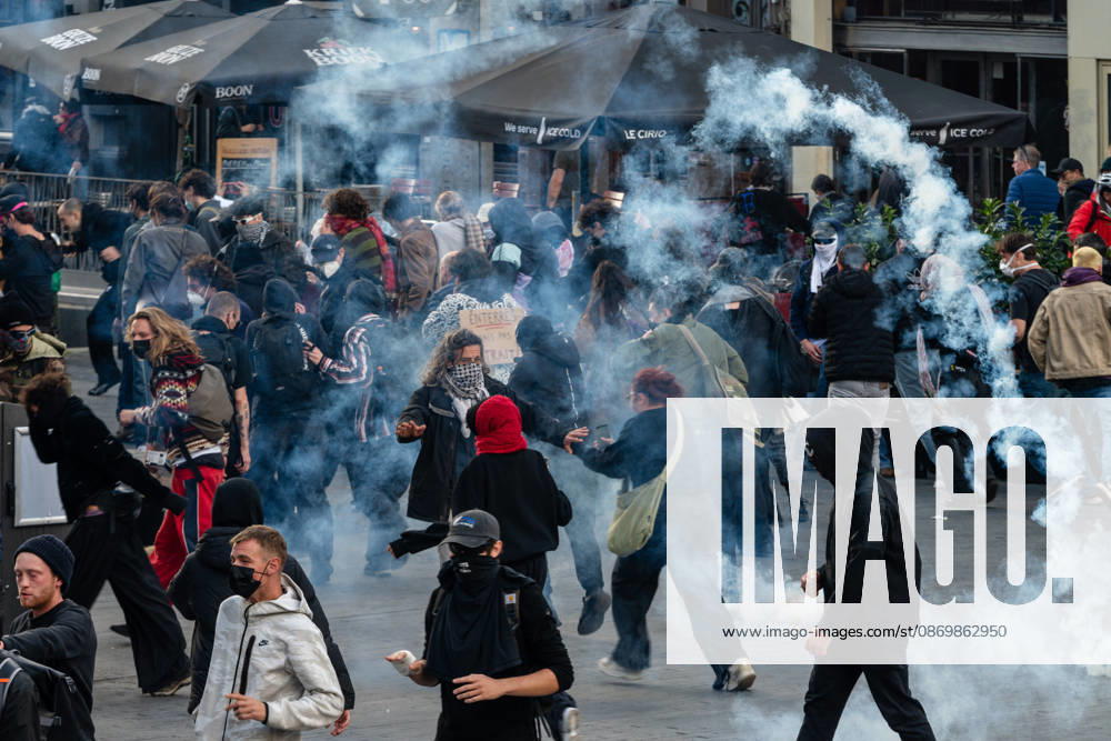Just as in Paris, there was unrest throughout the day in the Belgian capital. At 10 o clock, several hundred students initially gathered at Brussels Central Station to voice their dissatisfaction with the situation in the French-speaking education system, as they have done in recent weeks. Other groups soon joined the protest, and after passing the Mont des Arts, the crowd - which had by then swelled to around 1,000 protesters - headed towards Midi station where the first confrontation with the police took place and the group was split in two. One group continued towards Anderlecht, where they were surrounded and taken away. A second group headed back towards the city centre, where at the Place de la Bou - ZUMAr234 20261018_zip_r234_065