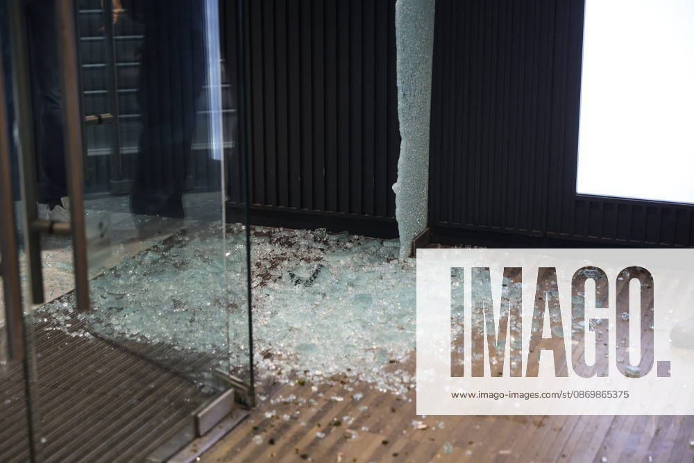 IPA89870248 - Milan: More clashes and looting by hooded youths in the city center the day after the demonstration on Saturday, the 17th; many hooded individuals were detained and taken to police headquarters; windows at La Rinascente were damaged