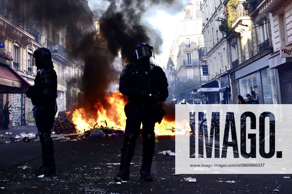 Aftermath of clashes during nationwide protests in Paris PARIS, FRANCE - OCTOBER 18: A view of fire as streets across Paris show signs of damage following a day of violent clashes between police and protesters amid a nationwide mobilization over rising living costs, fuel prices, and education funding in Paris, France, on October 18, 2026. Ibrahim Ezzat Anadolu Paris France. Editorial use only. Please get in touch for any other usage.