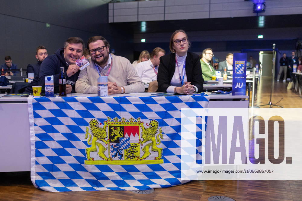German Youth Union Conference in Bonn, October 18, 2026: Delegates pose with Markus Söder, Ultras stickers, and Diet Coke. The three-day conference of the CDU and CSU’s youth organization will take place from October 16 to 18, 2026, at the World Conference Center Bonn. On the third and f