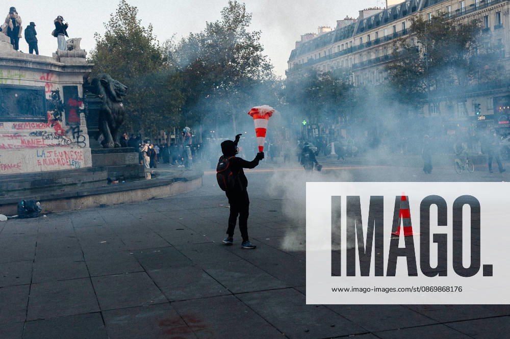 Many protesters are using orange construction cones to shield themselves from the effects of tear gas. Protesters gathered at Place de la RÃ publique the day after the demonstration on 17 October; the police used tear gas and water cannons to disperse them. Many found themselves in the surrounding streets. - 18 10 2026 - France Paris Paris - JanxSchmidt-Whitley LexPictorium LePictorium_0344252