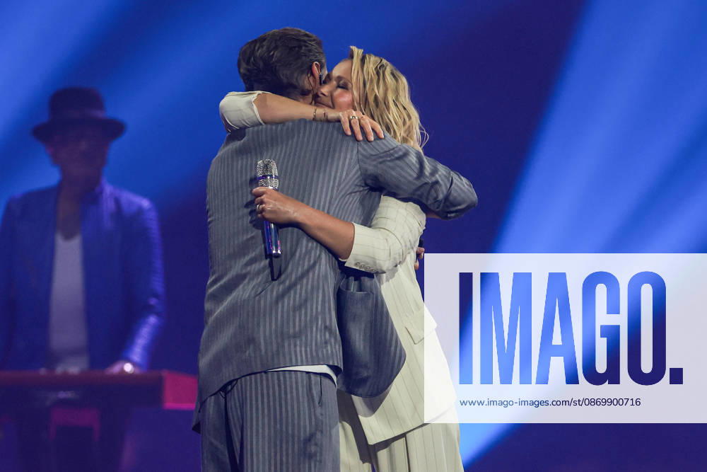 Schlagerboom 2026: Everything Sparkles, Everything Glitters on October 17, 2026, at the Westfalenhalle in Dortmund. Helene Fischer and Florian Silbereisen embrace. Photo: osnapix, Marcus Hirnschal. Schlagerboom 2026: Everything Sparkles, Everything Glitters MH