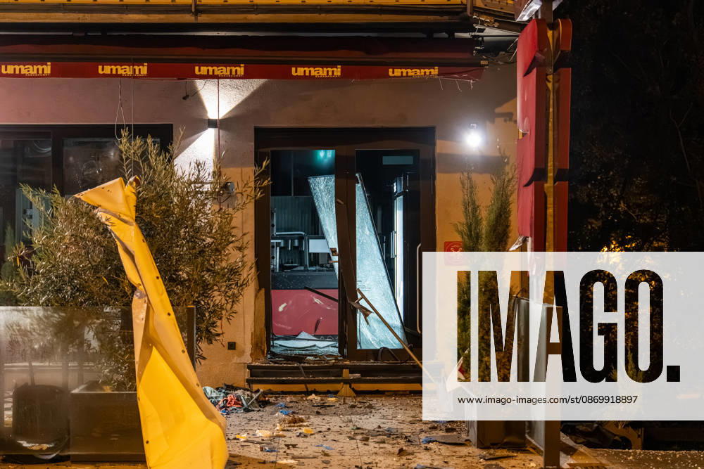 Sprengstoffexplosion in Gastronomiebetrieb Eingangstür zerstört In der Nacht von Sonntag auf Montag, 19.10.2026, kam es gegen 03:30 Uhr in der Hattersheimer Straße in Hofheim am Taunus nach dem Anschein zu einer Sprengstoffexplosion. Die Tür des Eingangsbereichs eines Gebäudes wurde dabei zerstört. Die Polizei war vor Ort und sperrte die Straße weiträumig ab. Bereits am 03.10.2026 war in derselben Straße vor einem Gastronomiebetrieb eine Brandvorrichtung abgelegt worden, wodurch eine Fußmatte in Brand geriet und Rußanhaftungen am Gebäude entstanden. Nach unbestätigten Informationen war die Feuerwehr in Bereitstellung, das Gebäude durfte zunächst nicht betreten werden, bis eine nicht näher definierte Spezialeinheit eintra