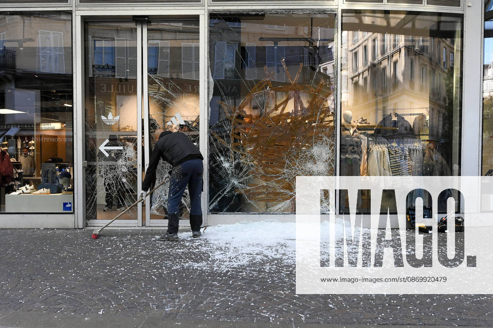The Day After Nationwide Call For Mobilisation In France - PAris Violent clashes between protesters and French police are seen during a nationwide demonstration against the high cost of living in Les Halles, Paris, France, on October 18, 2026. Photo by Lionel Urman ABACAPRESS.COM Paris France