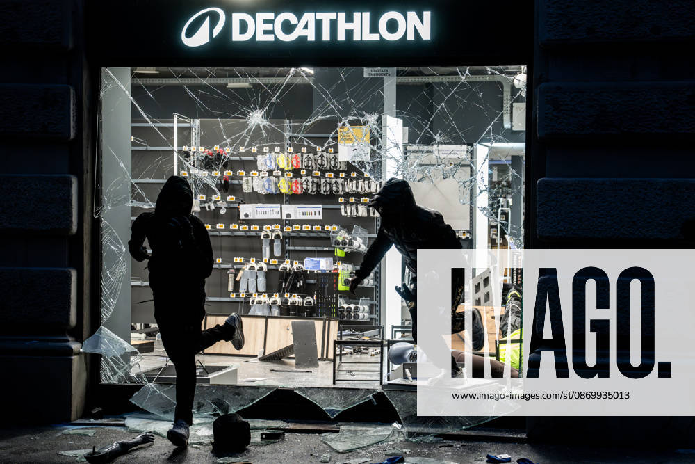Second day of the demonstration Italia in piazza against the high cost of living. Second day of the demonstration Italia in piazza against the high cost of living. Second day of the demonstration Italia in piazza against the high cost of living. Milan, October 18, 2026 Milan Italy - ZUMAa289 20261018_zia_a289_187