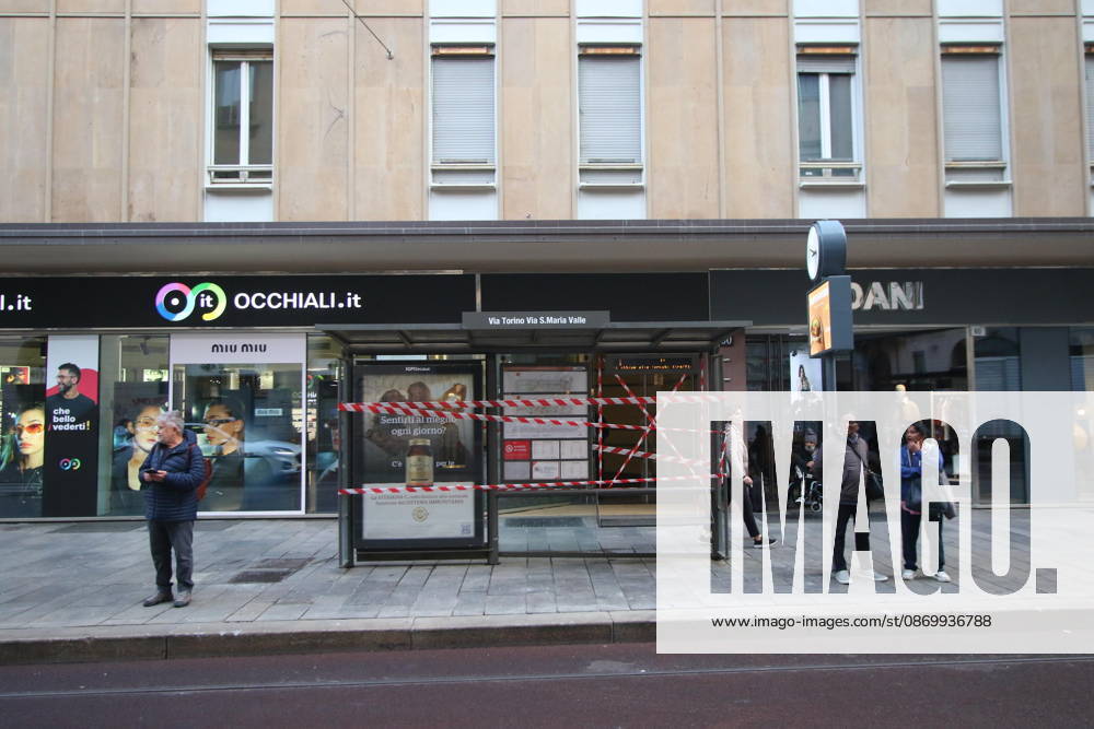 Negozi chiusi e vetrine rotte a Milano dopo le giornate di saccheggi lungo le vie del centro storico, Milano, 19 ottobre 2026. Shops closed and storefronts smashed in Milan following a day of looting along the streets of the historic city center, in Milan, Italy, 19 October 2026. ANSA PAOLO SALMOIRAGO Milan - ZUMAa110 20261019_zaf_a110_004