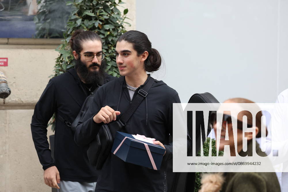 Céline Dion leaves the Royal Monceau hotel with her sons Nelson and Eddy and her dog the day after her final concert in Paris on October 19, 2026. Cyril Moreau, Bestimage. Céline Dion leaves the Royal Monceau hotel with her sons Nelson and Eddy and her dog, the day after her final concert in Paris on October 19, 2026, Paris, France