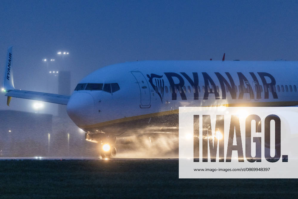 Leeds UK. A Ryanair aircraft taxi s along the runway in the heavy rain & fog this morning at Leeds Bradford airport in Yorkshire. Leeds UK - ZUMAl94_ 20261019_zaf_l94_003