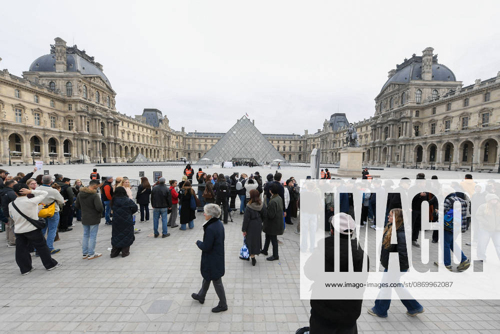 The Louvre closed due to a demonstration in support of high school students. Students from the École du Louvre are blocking the museum s entrance in Paris, France. Paris, France