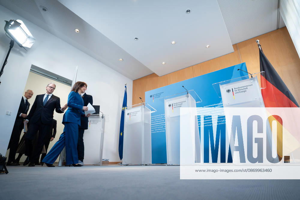 The business community follows the federal minister and gives a gentle nudge to Roland Busch, CEO of Siemens AG, and Christian Sewing, CEO of Deutsche Bank AG, as they follow Katherina Reiche, Federal Minister for Economic Affairs and Energy, into the press conference room at the BMWE, where the Made for Germany initiative’s location report is presented to