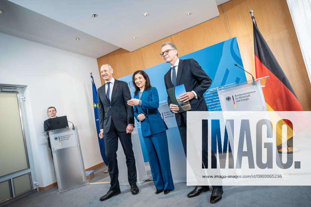 With Roland Busch, CEO of Siemens AG; Katherina Reiche, Federal Minister for Economic Affairs and Energy; and Christian Sewing, CEO of Deutsche Bank AG (from left), presentation of the Reinventing Growth report and the Made for Germany initiative’s location report to the Federal Minister for Economic Affairs, Berlin, Germany, BMWI