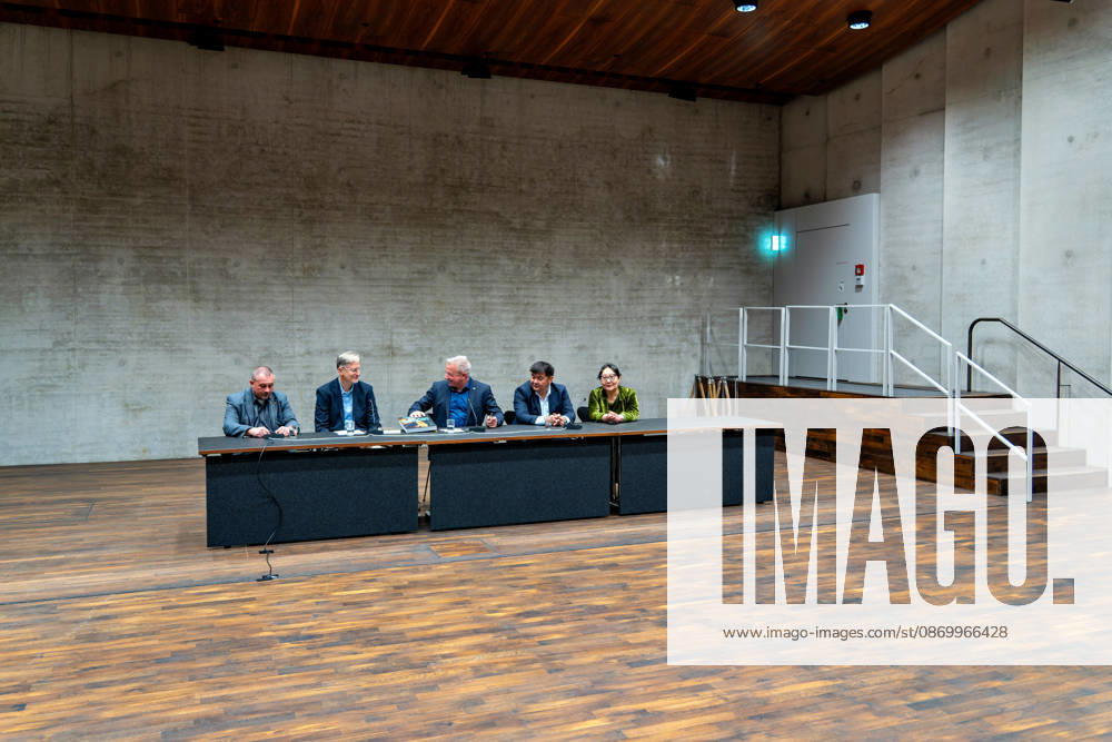 Berlin, 19.10.2026: Pressekonferenz zur Sonderausstellung Dschingis Khan und die Welt der Mongolen im Auditorium der James-Simon-Galerie auf der Museumsinsel in Berlin-Mitte. Auf dem Podium sitzen unter anderem Matthias Wemhoff, Direktor des Museums für Vor- und Frühgeschichte der Staatlichen Museen zu Berlin und Kurator der Ausstellung, Chuluun Sampildondev, Generaldirektor des Chinggis Khaan National Museums in Ulaanbaatar, und Anton Gass, wissenschaftlicher Mitarbeiter des Museums für Vor- und Frühgeschichte und Co-Kurator der Ausstellung. Die Schau des Museums für Vor- und Frühgeschichte entstand in Zusammenarbeit mit dem Chinggis Khaan National Museum und ist vom 21. Oktober 2026 bis 18. April 2027 zu sehen. Anlass ist der