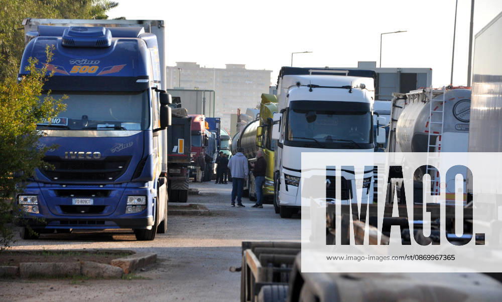 IPA89910122 - Palermo: Truckers strike—the protest continues, with vehicles at a standstill on Viale Regione Siciliana.