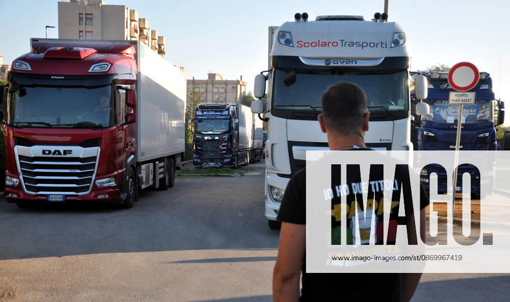 IPA89910140 - Palermo: Truckers strike—the protest continues, with vehicles at a standstill on Viale Regione Siciliana.
