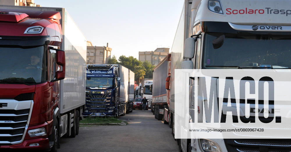 IPA89910149 - Palermo: Truckers strike—the protest continues, with vehicles at a standstill on Viale Regione Siciliana.