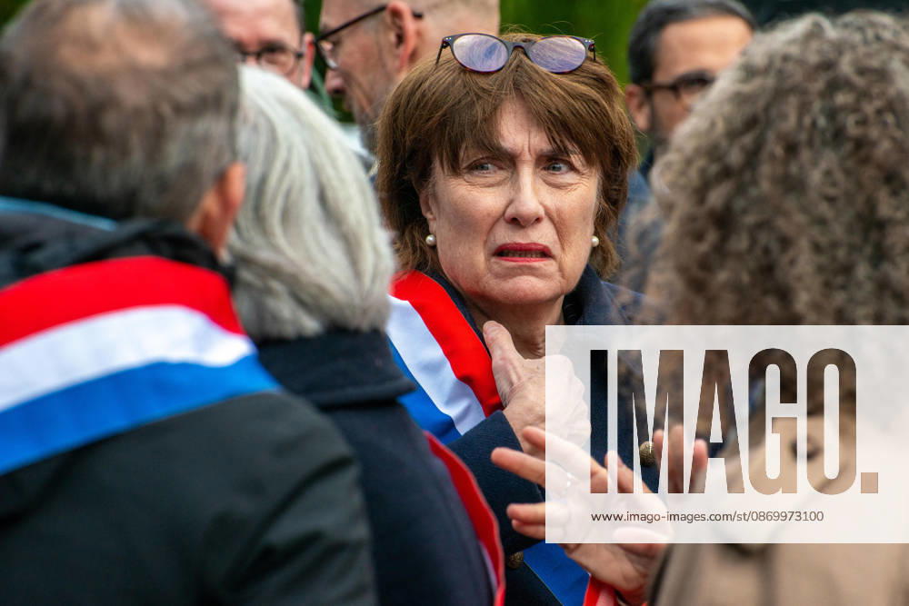 Paris Mayor Emmanuel Gregoire Attends Rally Against Violence - Paris Marie-Pierre de La Gontrie, socialist senator, attends rallies organized by the Association of Mayors of France (AMF) in front of city halls across France on October 19, 2025, to condemn violence targeting certain town halls. AMF called for nationwide gatherings while Emmanuel Grégoire warned against misuse of legal tools that undermine fundamental freedoms of movement and assembly. Photo by Denis Prezat ABACAPRESS.COM Paris Ile-de-France France