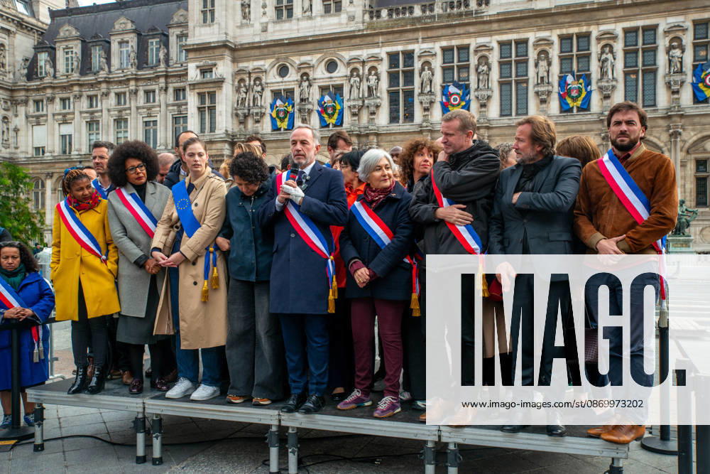 Paris Mayor Emmanuel Gregoire Attends Rally Against Violence - Paris The Association of Mayors of France (AMF) organizes rallies in front of city halls across France on October 19, 2025, to condemn violence targeting certain town halls. The nationwide gatherings follow calls for demonstrations to address security concerns at municipal buildings. Photo by Denis Prezat ABACAPRESS.COM Paris Ile-de-France France