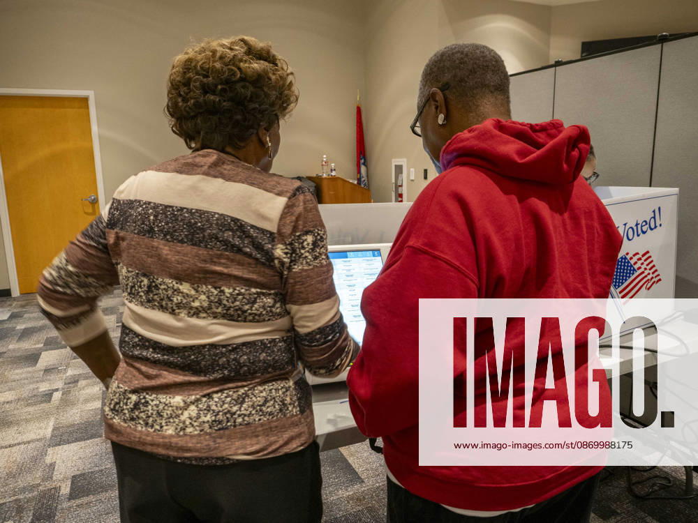 An election worker (left) explains to a voter (right) how to operate the voting machine on the first day of early vote in Little Rock, Arkansas. Little Rock USA - ZUMAd155 20261019_znp_d155_007