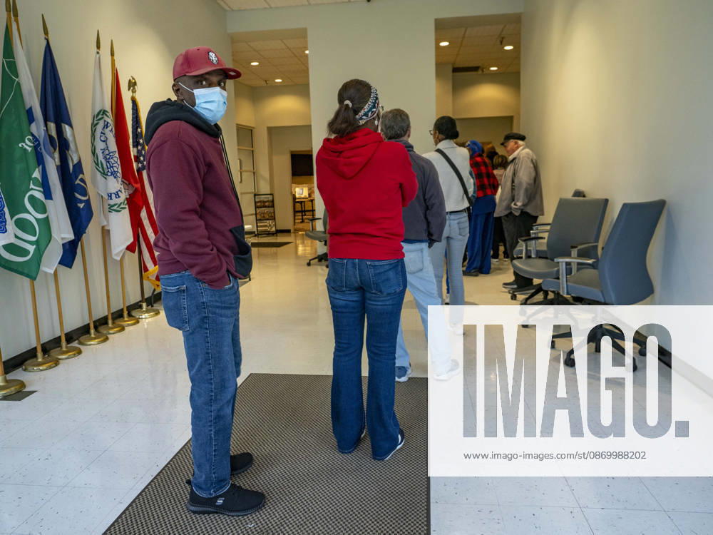 Little Rock voters wait in line to cast their ballots on the first day of early vote in Little Rock, Arkansas. Little Rock USA - ZUMAd155 20261019_znp_d155_005