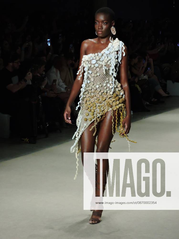 Ammi fashion show at SPFW Sao Paulo (SP), 10 18 2026 - Fashion SPFW Runway - The brand Ammi presents the Forma Viva collection on the last day of Sao Paulo Fashion Week. The brand featured model Isabeli Fontana, whose husband, singer Di Ferrero, was in the audience.(Foto: Leandro Chemalle Thenews2 imago images) ammi fashion show at SPFW