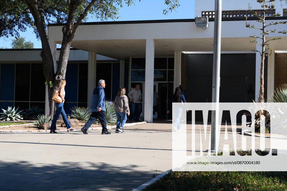 Early voting started in Dallas TX on Monday morning...Samuell Grand Recreation Center. Dallas USA - ZUMAa183 20261019_znp_a183_011