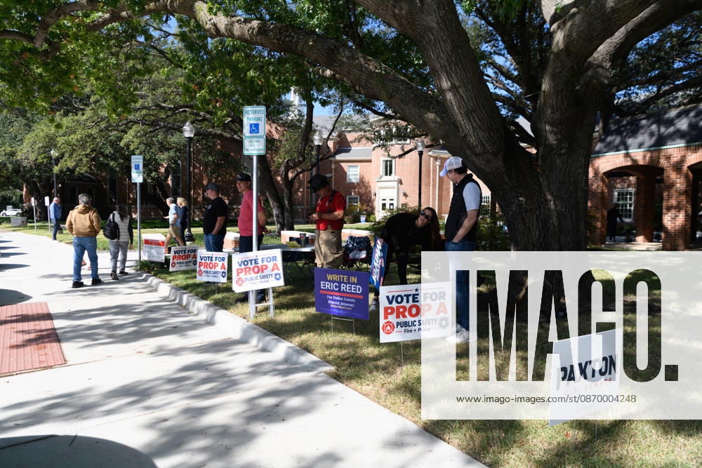 Early voting started in Dallas TX on Monday morning...University Park United Methodist Church..By 1130 am, nearly 700 people voted at this location. Dallas USA - ZUMAa183 20261019_znp_a183_014