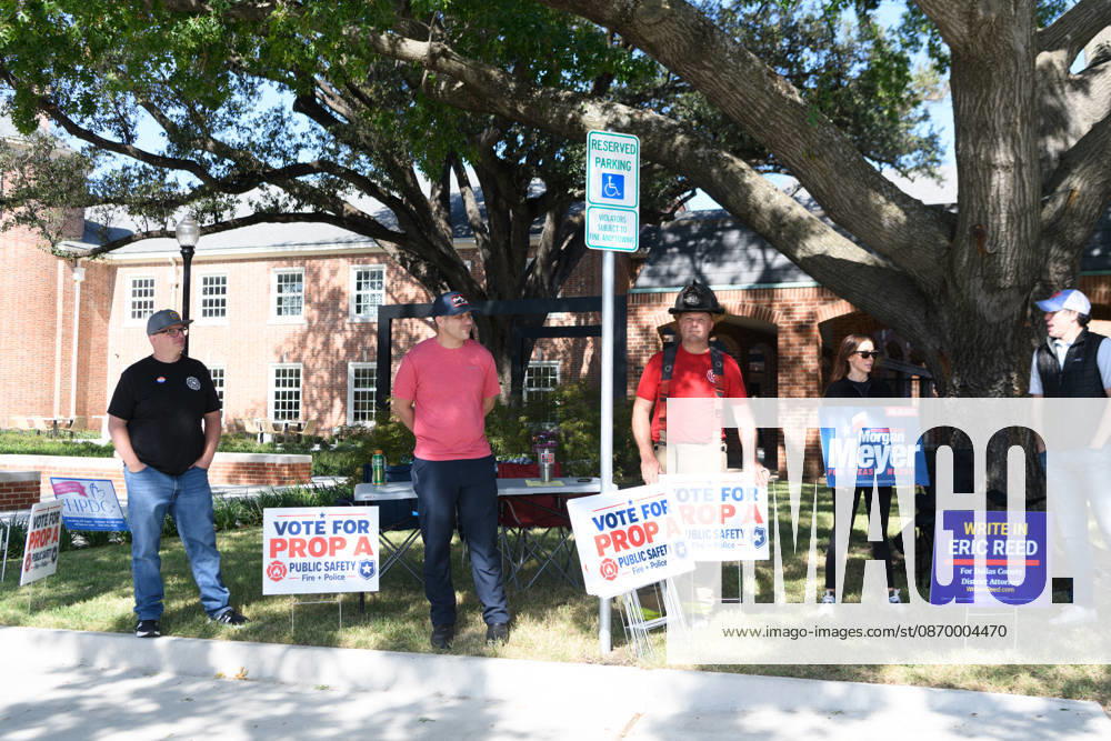 Early voting started in Dallas TX on Monday morning...University Park United Methodist Church..By 1130 am, nearly 700 people voted at this location. Dallas USA - ZUMAa183 20261019_znp_a183_016