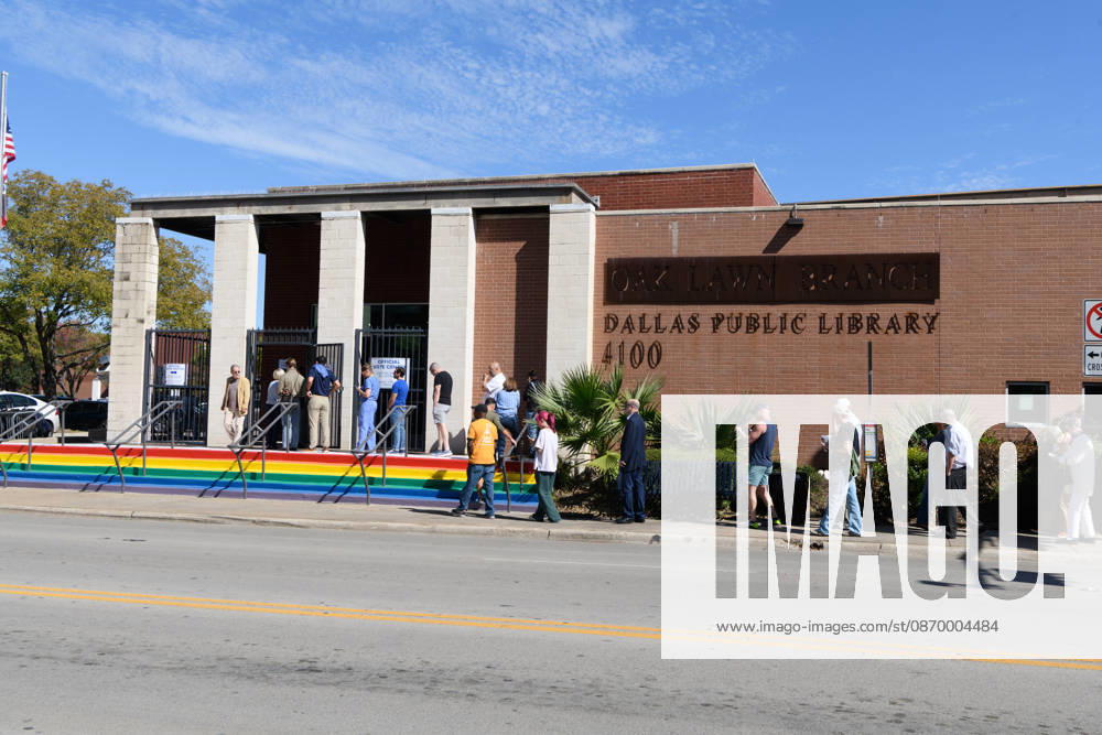 Early voting started in Dallas TX on Monday morning...Oak Lawn Branch Library..By Noon, nearly 1,000 people voted at this location. Dallas USA - ZUMAa183 20261019_znp_a183_020