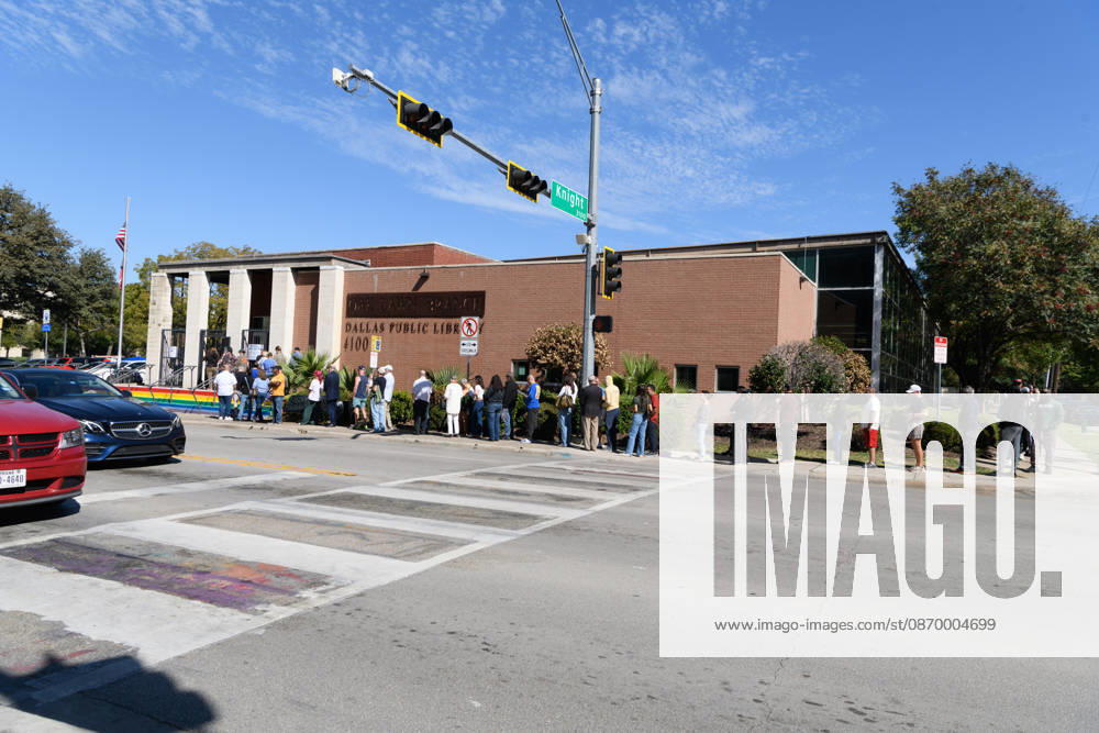 Early voting started in Dallas TX on Monday morning...Oak Lawn Branch Library..By Noon, nearly 1,000 people voted at this location. Dallas USA - ZUMAa183 20261019_znp_a183_019