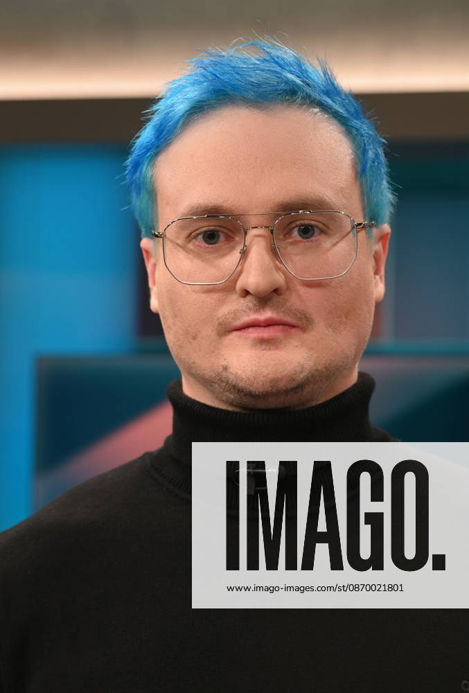 Teacher Nicolas Schmelzer, a tenured teacher at a comprehensive school, known on TikTok as Mr. Schmelzer, appeared as a guest on the ARD talk show *Hart aber Fair* to discuss the topic Teachers, Police Officers, and the Bureaucracy: Why Do We Still Need Civil Servants?