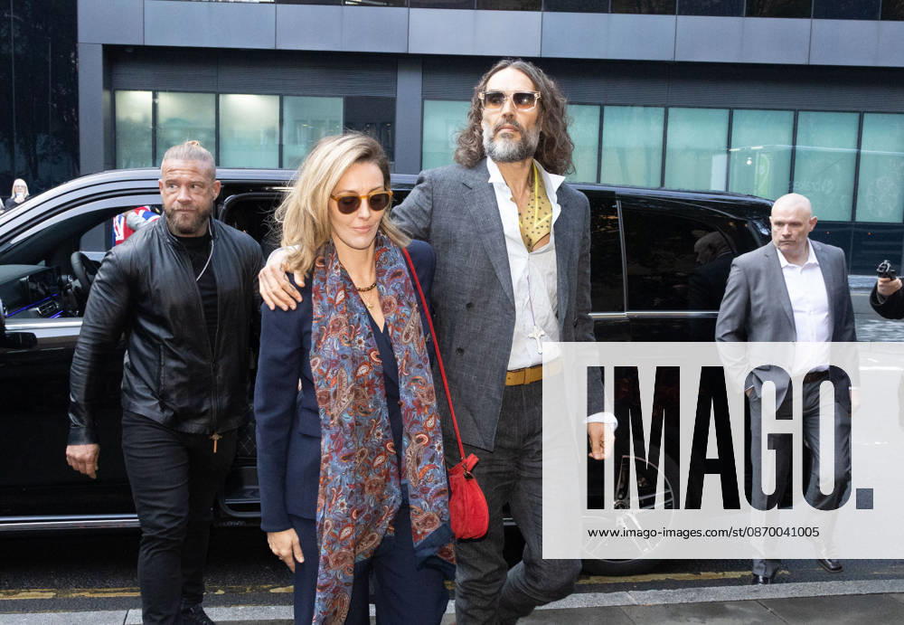 RUSSELL BRAND with his wife LAURA ((nà e GALLACHER ) arrives at Southwark Crown Court, where he is facing three charges of rape, indecent assault, and three counts of sexual assault, relating to six women. London United Kingdom - ZUMAs262 20261019_zip_s262_011