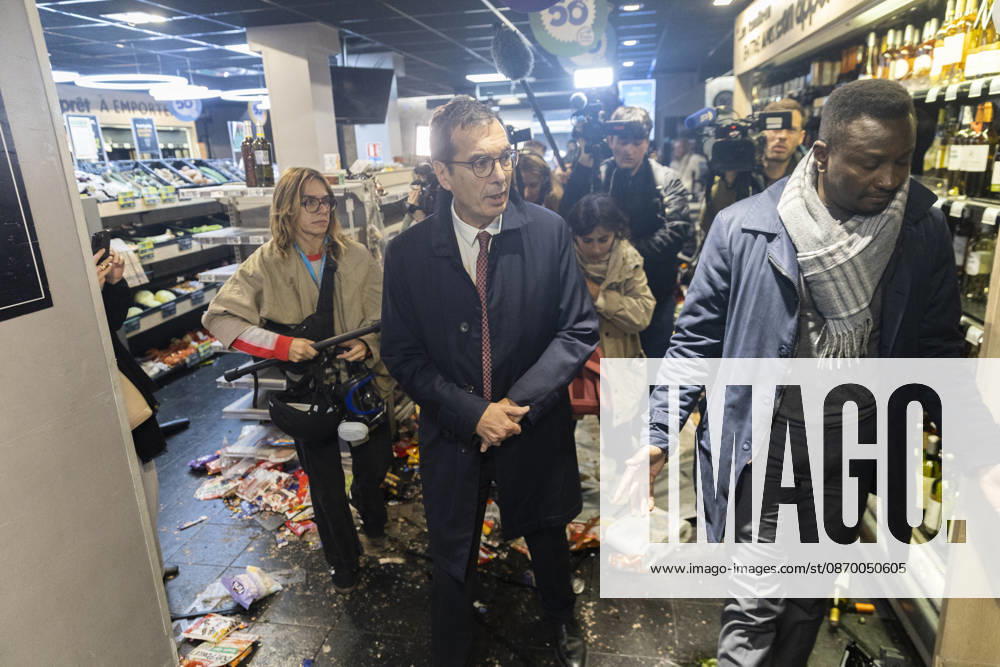 Labour Minister Farandou Visits Looted Supermarket After Weekend Riots - Paris Jean-Pierre Farandou, Minister for Labour and Social Solidarity, during a visit to a supermarket in Paris’s 10th arrondissement on 19 October 2026, which had been left in a state of disarray following the weekend’s riots, which had resulted in looting, vandalism and the destruction of shopsPhotos by Jérémy Paoloni ABACAPRESS.COM Paris France