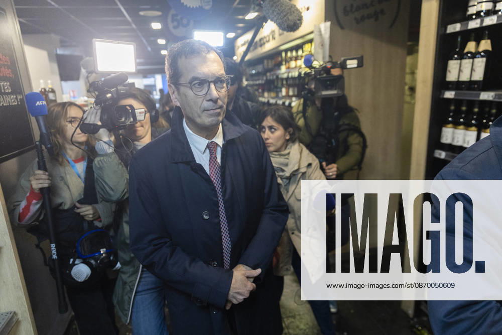 Labour Minister Farandou Visits Looted Supermarket After Weekend Riots - Paris Jean-Pierre Farandou, Minister for Labour and Social Solidarity, during a visit to a supermarket in Paris’s 10th arrondissement on 19 October 2026, which had been left in a state of disarray following the weekend’s riots, which had resulted in looting, vandalism and the destruction of shopsPhotos by Jérémy Paoloni ABACAPRESS.COM Paris France
