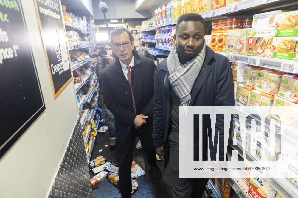 Labour Minister Farandou Visits Looted Supermarket After Weekend Riots - Paris Jean-Pierre Farandou, Minister for Labour and Social Solidarity, during a visit to a supermarket in Paris’s 10th arrondissement on 19 October 2026, which had been left in a state of disarray following the weekend’s riots, which had resulted in looting, vandalism and the destruction of shopsPhotos by Jérémy Paoloni ABACAPRESS.COM Paris France
